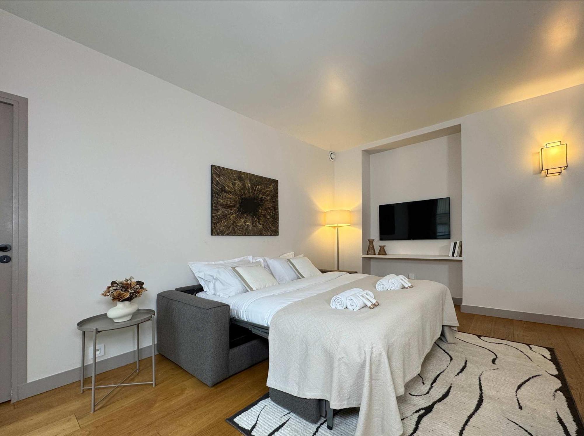Luxembourg Garden Family Flat Delight
